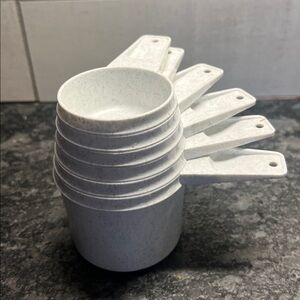 COMPLETE Vintage Set of 6 White Measuring Cups by Tupperware. PROB NWOT